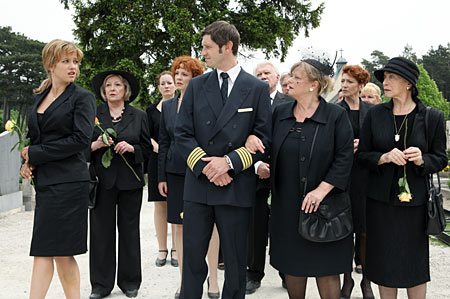 Muriel Baumeister, Kitty Speiser, Stefanie Dworak, Andreas Kiendl, Marianne Mendt, Elisabeth Osterberger und Christine Ostermayer in "SEINE MUTTER UND ICH" - Regie: Wolfgang Murnberger