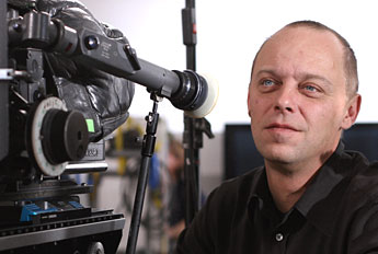 Regisseur und Kameramann Fabian Eder bei den Dreharbeiten zu "Die Schrift des Freundes"