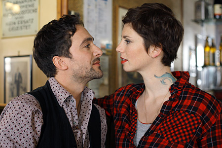 Alexander Pschill und Anna Rot in "VATERTAG" - Regie: Michi Riebl
